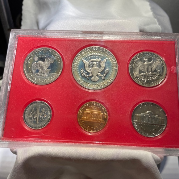 1980 S United States Mint Proof Set Kit 5 Coins Plastic Shell Toning - Picture 2 of 7